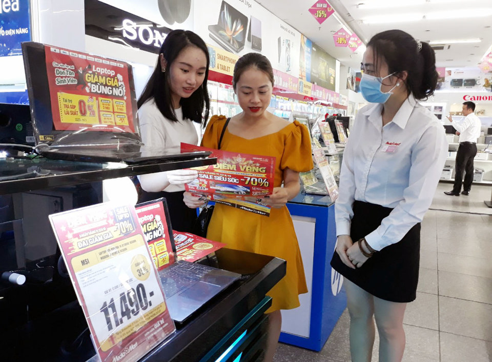 Người ti&ecirc;u d&ugrave;ng mua h&agrave;ng giảm gi&aacute; tại si&ecirc;u thị điện m&aacute;y Media Mart. Ảnh: Ho&agrave;i Nam