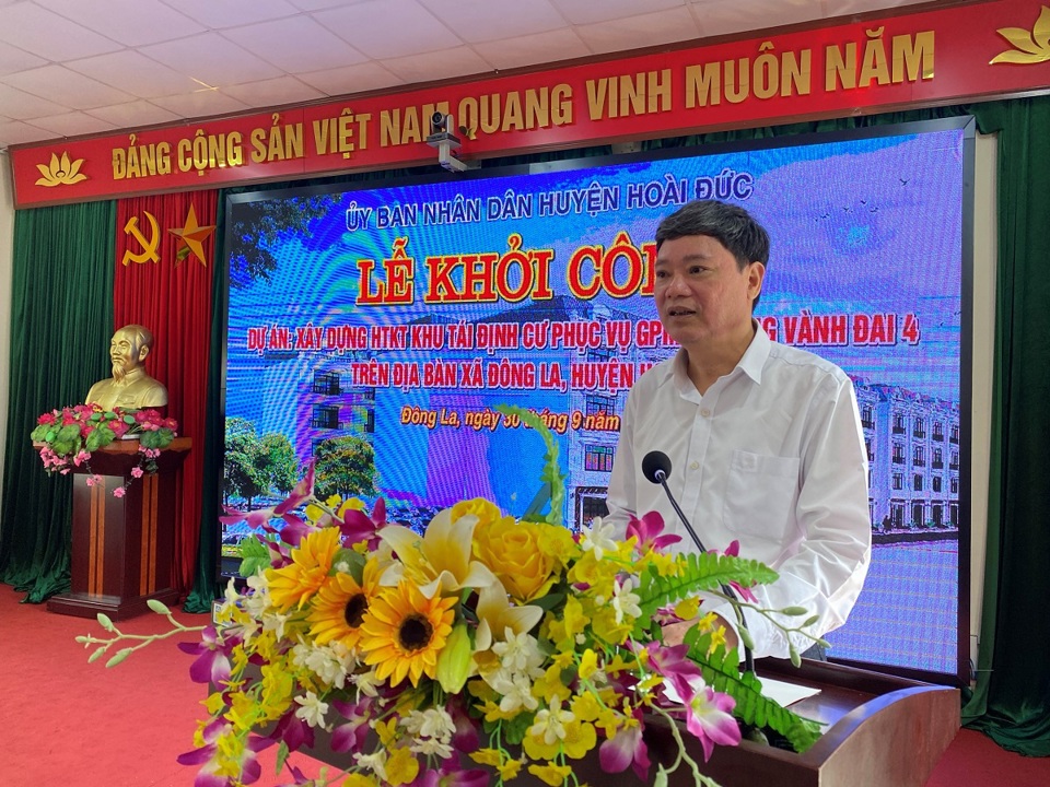 Ph&oacute; Chủ tịch UBND huyện Ho&agrave;i Đức Nguyễn Anh ph&aacute;t biểu tại lễ khởi c&ocirc;ng