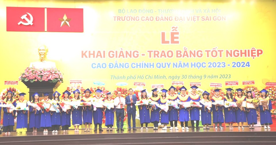 Hiệu trưởng Trường Cao đẳng Đại Việt S&agrave;i G&ograve;n - Tiến sĩ L&ecirc; L&acirc;m trao bằng tốt nghiệp cho sinh vi&ecirc;n.
