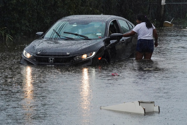 Chiếc xe bị kẹt trong biển nước tại khu phố Hole, một trong những khu vực thấp nhất của th&agrave;nh phố New York. Ảnh: Reuters &nbsp;