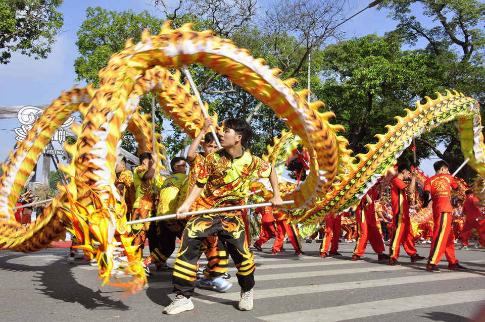 Tiết mục m&uacute;a rồng của huyện Thanh Oai tại Carnaval Thu H&agrave; Nội . Ảnh: Ho&agrave;i Nam