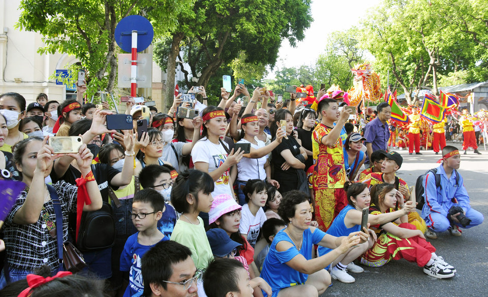 Người d&acirc;n v&agrave; du kh&aacute;ch thưởng thức c&aacute;c chương tr&igrave;nh văn h&oacute;a nghệ thuật tại Carnaval Thu H&agrave; Nội . Ảnh: Ho&agrave;i Nam