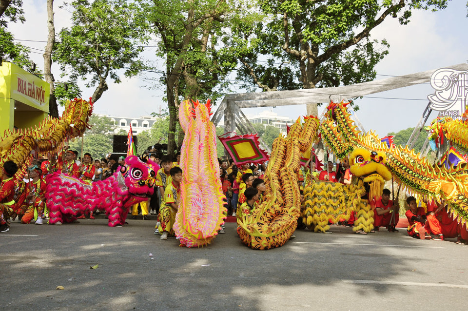 Tiết mục m&uacute;a rồng của huyện Thanh Oai tại Carnaval Thu H&agrave; Nội . Ảnh: Ho&agrave;i Nam