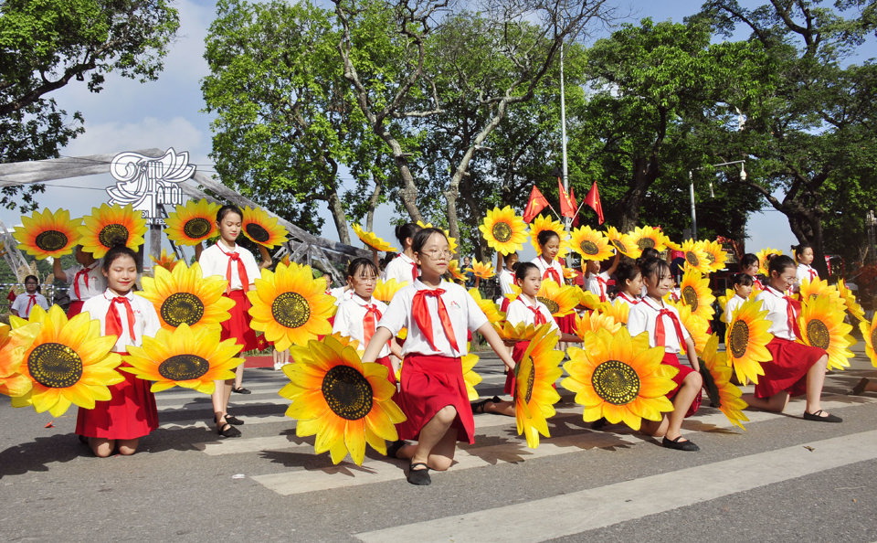 Thiếu nhi trường Tiểu Học Chu Văn An với phần biểu diễn H&aacute;t m&uacute;a b&ecirc;n hồ Gươm + Gặp nhau giữa trời Thu H&agrave; Nội. Ảnh: Ho&agrave;i Nam