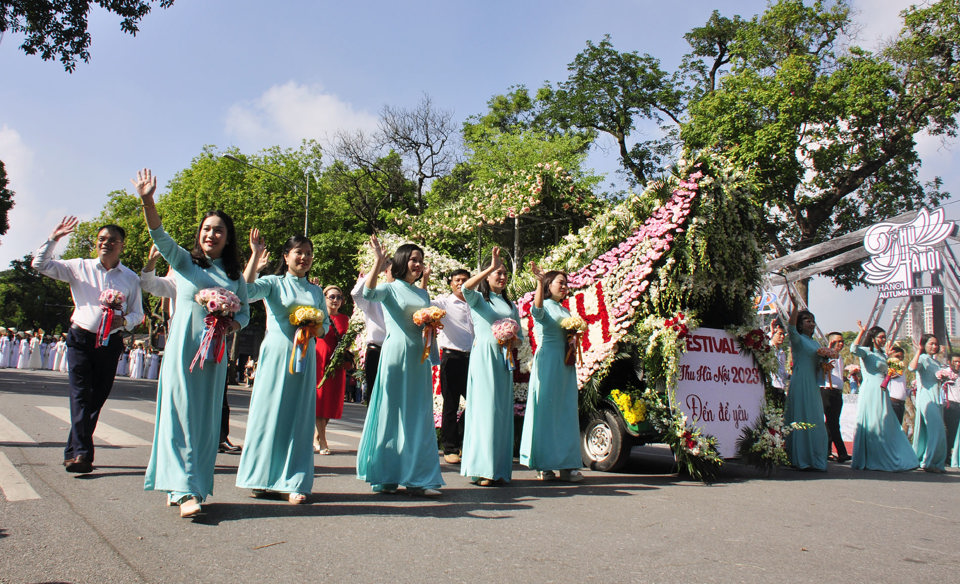 Rực rỡ sắc mầu Carnaval Thu Hà Nội   - Ảnh 1