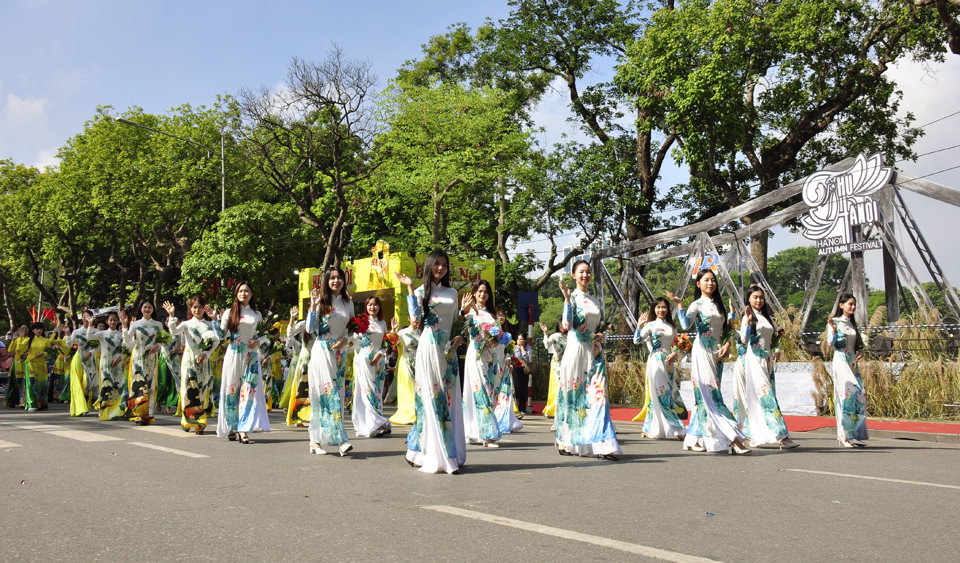 C&acirc;u lạc bộ &aacute;o d&agrave;i truyền thống giới thiệu n&eacute;t đẹp &aacute;o d&agrave;i Việt Nam tại Carnaval Thu H&agrave; Nội. Ảnh: Ho&agrave;i Nam