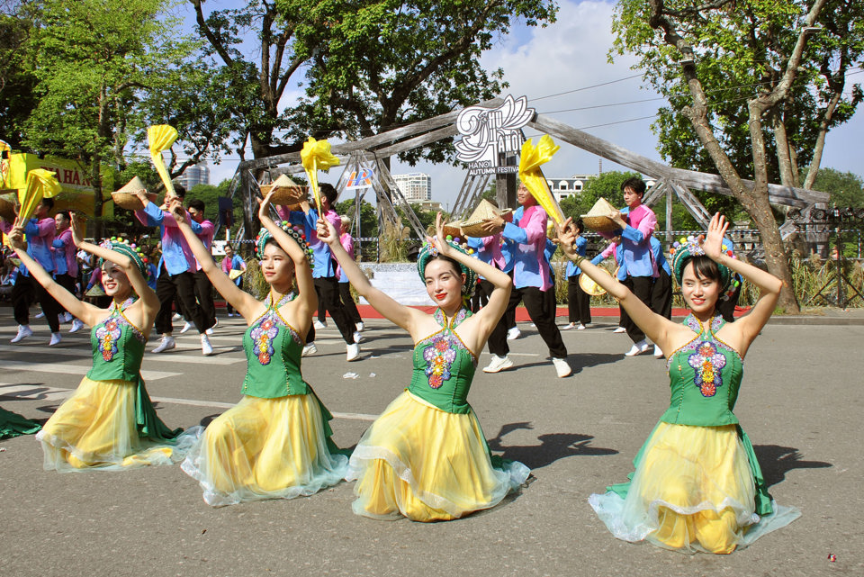 Biểu diễn tiết mục "M&ugrave;a v&agrave;ng bội thu" tại Carnaval Thu H&agrave; Nội. Ảnh: Ho&agrave;i Nam