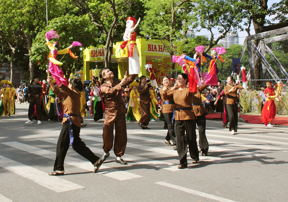 Nghệ nh&acirc;n huyện Mỹ Đức tr&igrave;nh diễn rối cạn tại Carnaval Thu H&agrave; Nội. Ảnh: Ho&agrave;i Nam