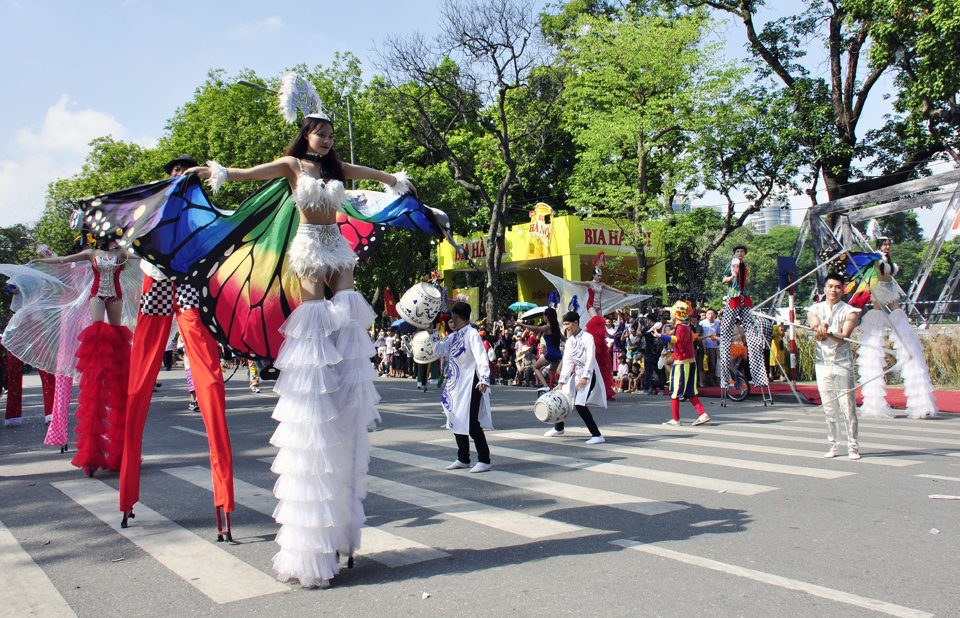 Tr&igrave;nh diễn Nghệ thuật xiếc đường phố tại Carnaval Thu H&agrave; Nội. Ảnh: Ho&agrave;i Nam