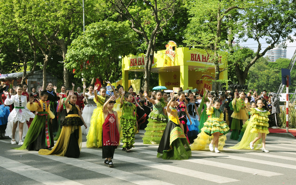 Rực rỡ sắc mầu Carnaval Thu Hà Nội   - Ảnh 4