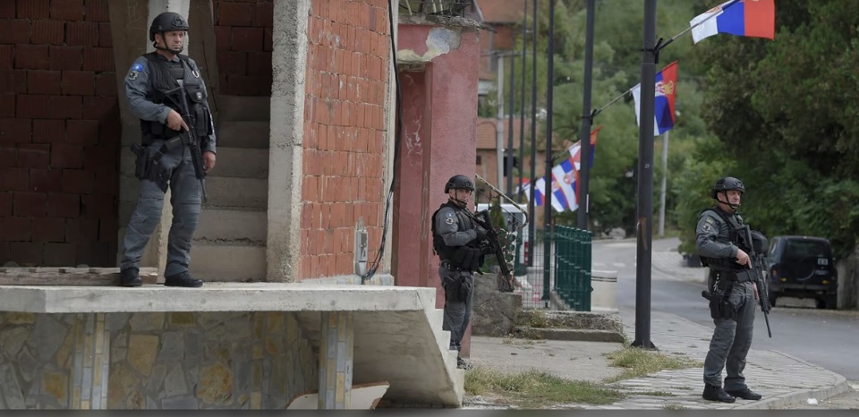 Căng thẳng gia tăng sau khi người Serbia thiểu số được trang bị vũ kh&iacute; hạng nặng x&ocirc;ng v&agrave;o l&agrave;ng Banjska của Kosovo. Ảnh: AFP