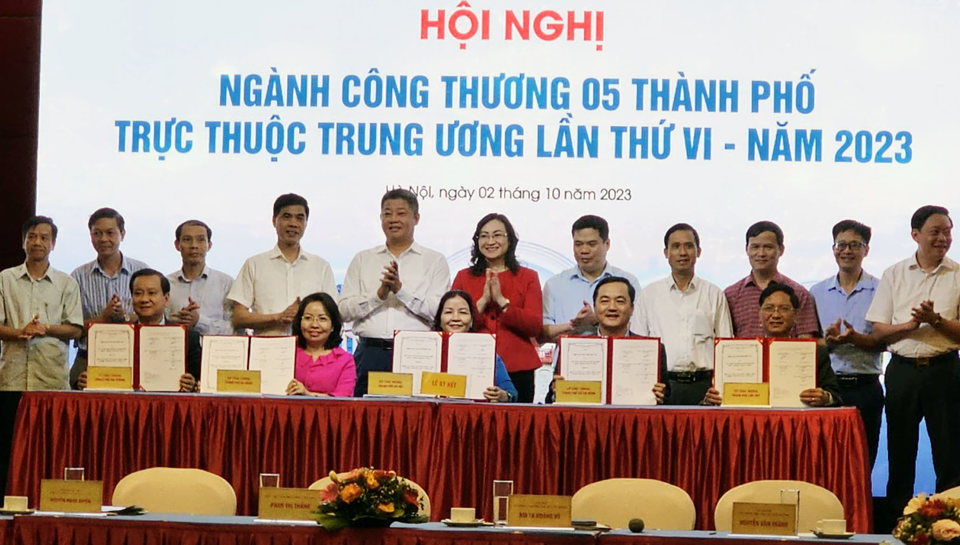 Tại hội nghị, Sở C&ocirc;ng Thương 5 tỉnh, th&agrave;nh phố đ&atilde; k&yacute; kết bi&ecirc;n bản hợp t&aacute;c trong giai đoạn tới. Ảnh: Ho&agrave;i Nam