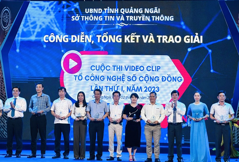 Ban tổ chức trao giải cho c&aacute;c đơn vị tham gia cuộc thi.