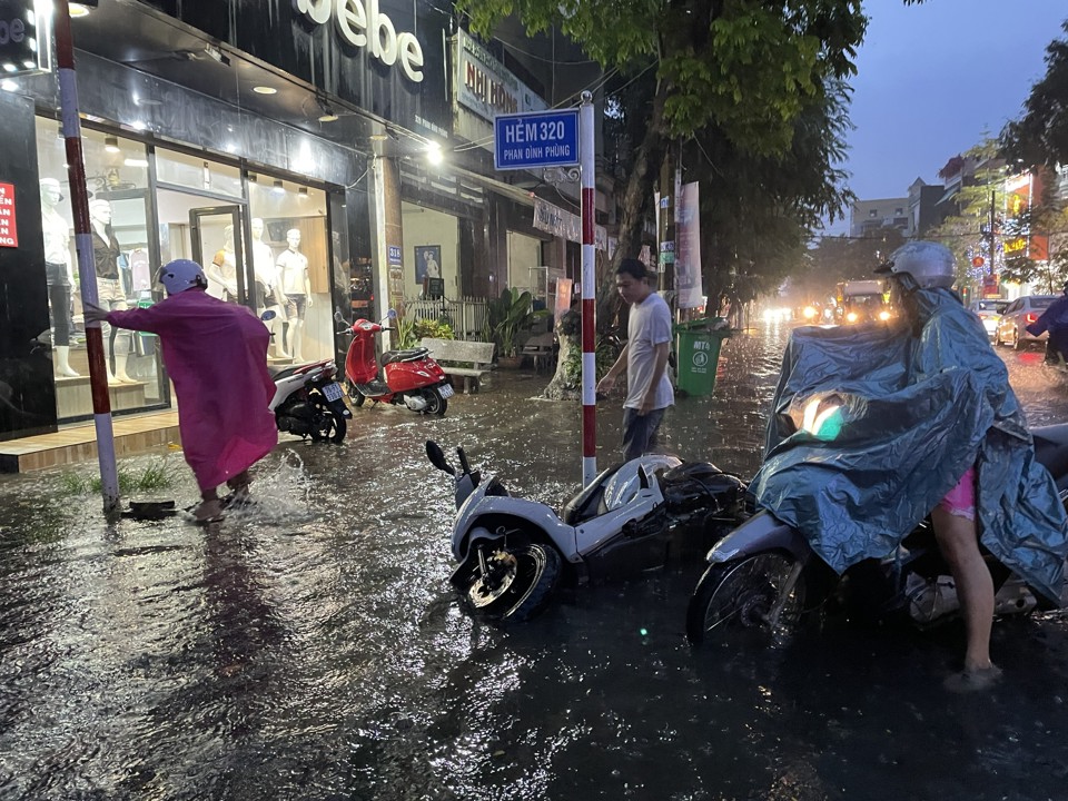 Khu vực đường Phan Đ&igrave;nh Ph&ugrave;ng bị ngập sau trận mưa lớn chiều 29/8.