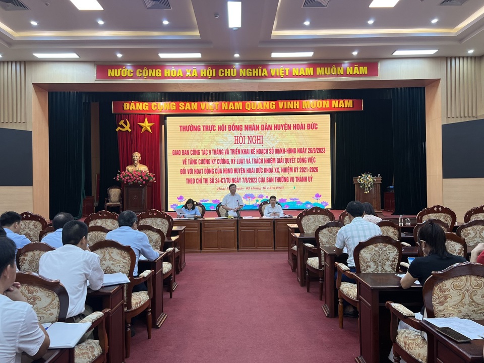 Chủ tịch HĐND huyện Ho&agrave;i Đức Trần Văn Nghĩa ph&aacute;t biểu tại hội nghị