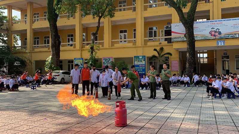 C&aacute;c em học sinh đ&atilde; được hướng dẫn những kỹ năng ph&ograve;ng chống ch&aacute;y, nổ.