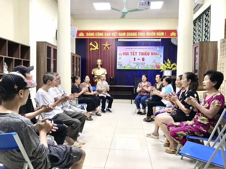 Một buổi sinh hoạt của CLB B93 phường Nguyễn Trung Trực, quận Ba Đình, Hà Nội. Ảnh: Trần Oanh