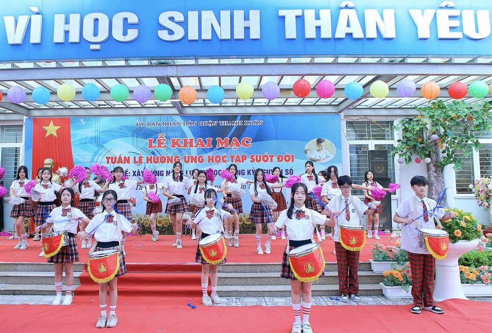 Tiết mục biểu diễn của c&aacute;c học sinh Trường Tiểu học Kim Giang tại lễ ph&aacute;t động