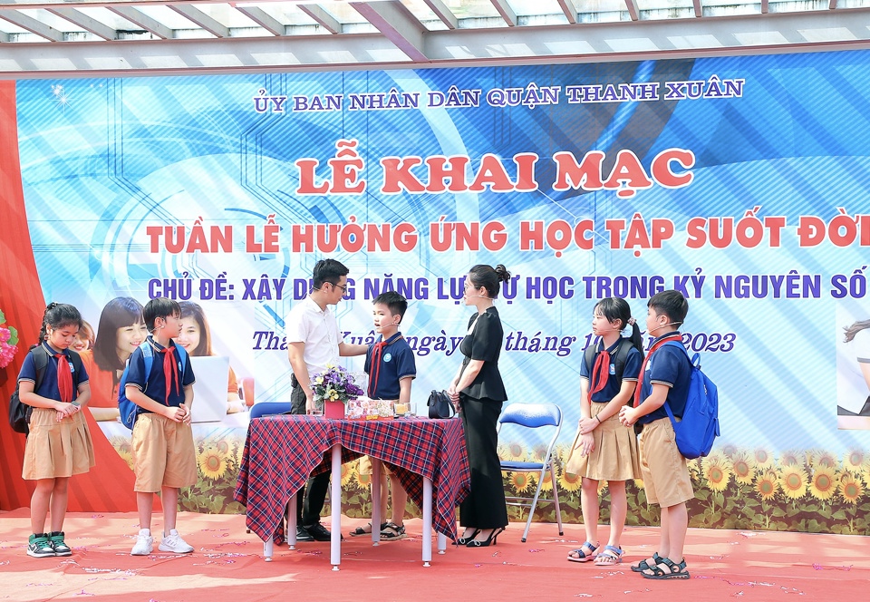 Thầy c&ocirc; gi&aacute;o v&agrave; học sinh biểu diễn tiểu phẩm