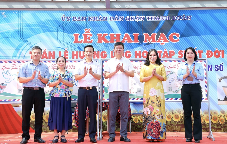 C&aacute;c đại biểu hưởng ứng,&nbsp; ph&aacute;t động Tuần lễ hưởng ứng học tập suốt đời