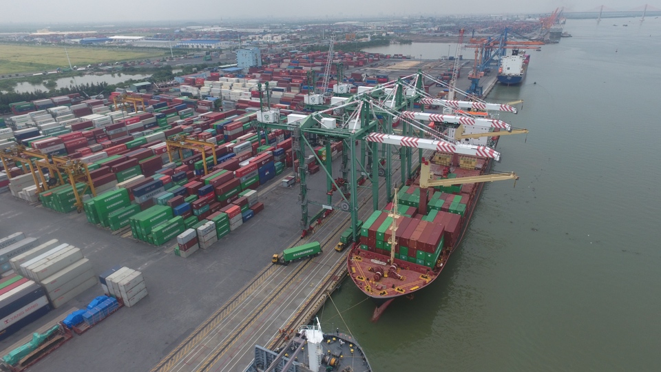 Bốc xếp hàng xuất khẩu tại cảng Nam Đình Vũ. Ảnh: Chiến Công