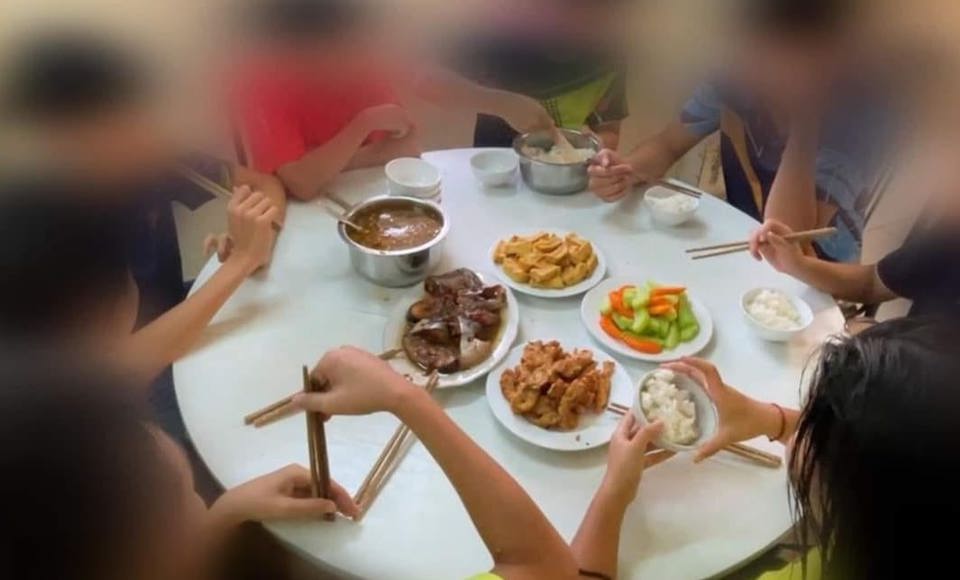 H&igrave;nh ảnh bữa ăn của c&aacute;c VĐV&nbsp;đội tuyển trẻ b&oacute;ng b&agrave;n Việt Nam. Ảnh cắt từ clip.