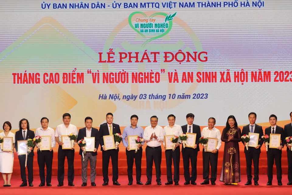 Chủ tịch UBND TP Hà Nội Trần Sỹ Thanh trao biểu trưng cảm ơn cho các doanh nghiệp. Ảnh: Khánh Huy
