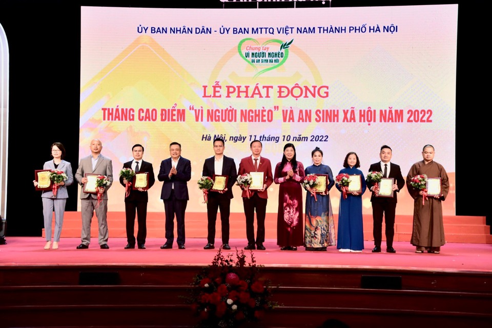 Chủ tịch UBND TP Hà Nội Trần Sỹ Thanh và Chủ tịch Ủy ban MTTQ TP Nguyễn Lan Hương tiếp nhận ủng hộ và trao chứng nhận cho các đơn vị tại Lễ phát động Tháng cao điểm ''Vì người nghèo'' và an sinh xã hội năm 2022. Ảnh: Phạm Hùng
