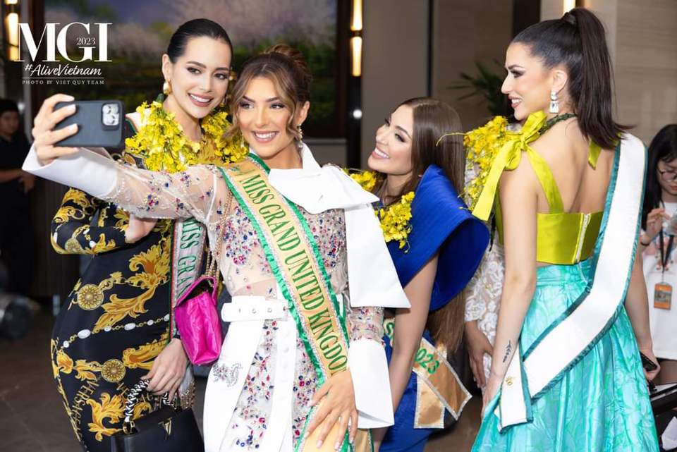 Hoa hậu Lê Hoàng Phương hở bạo "vẫn thua" mỹ nữ Philippines mặc kín đáo - Ảnh 6