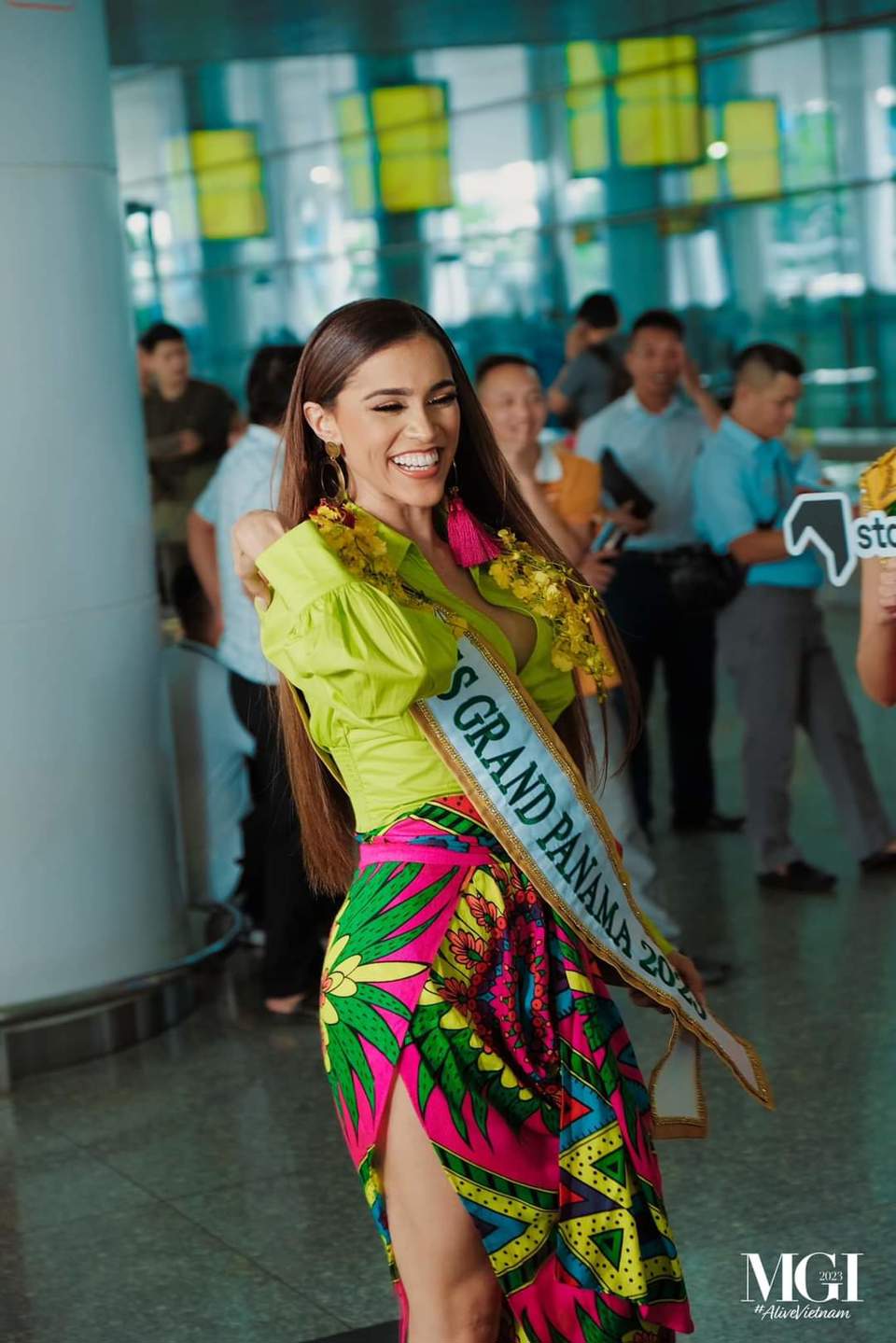 Hoa hậu Lê Hoàng Phương hở bạo "vẫn thua" mỹ nữ Philippines mặc kín đáo - Ảnh 5