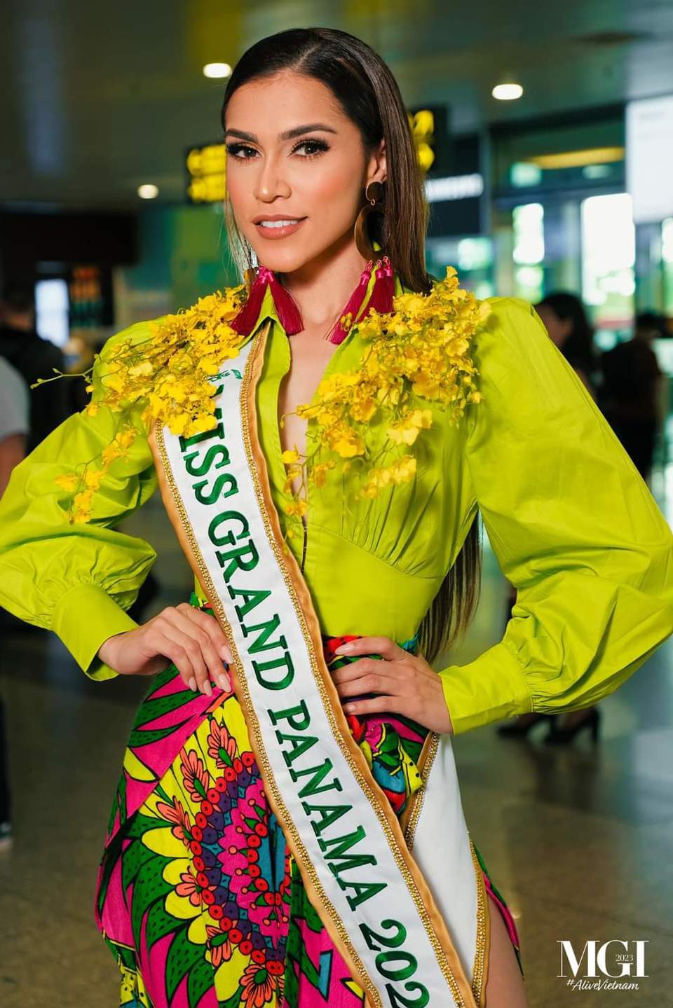 Hoa hậu Lê Hoàng Phương hở bạo "vẫn thua" mỹ nữ Philippines mặc kín đáo - Ảnh 4