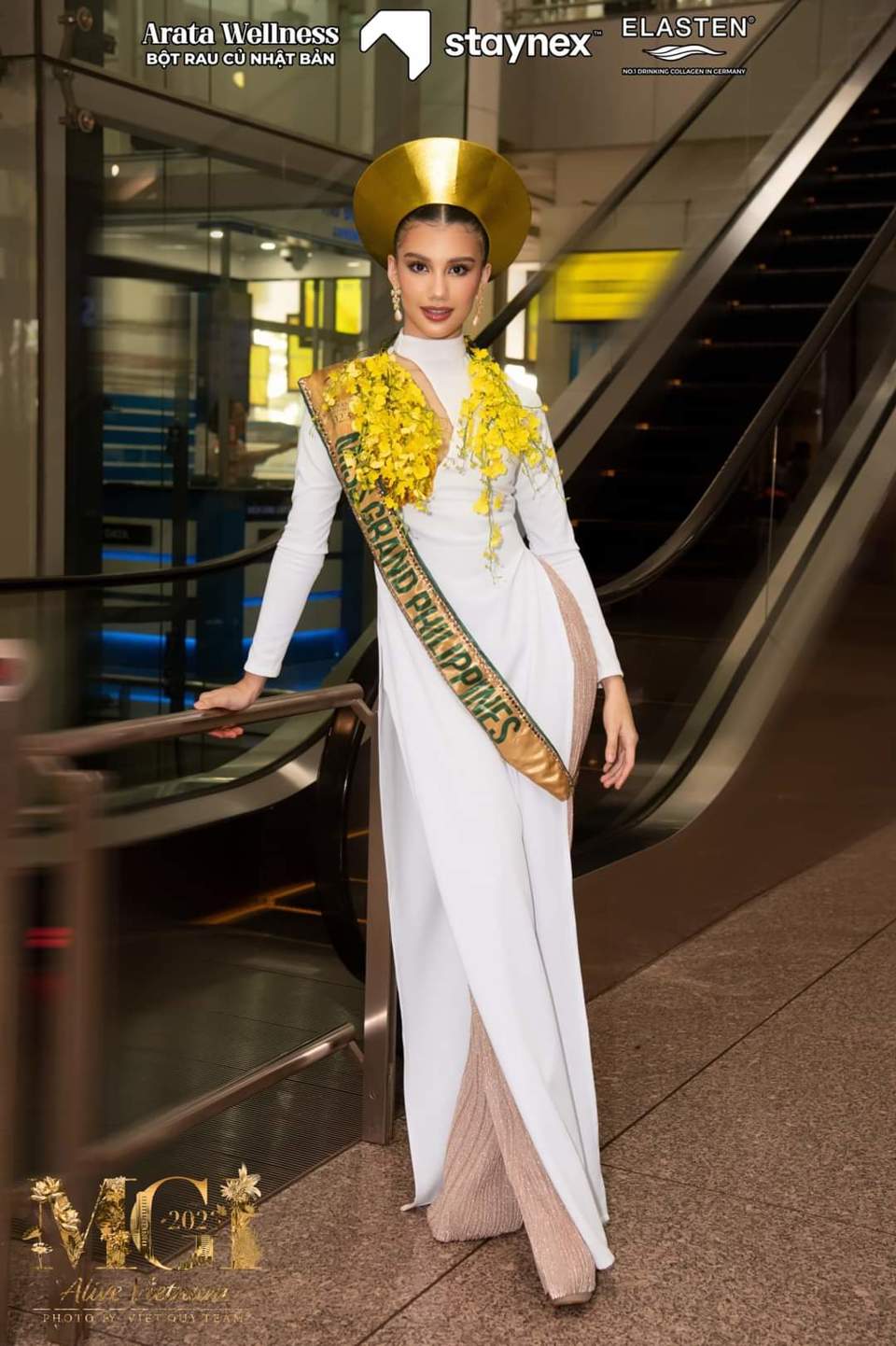 Th&iacute; sinh đại diện cho Philippines tại Miss Grand International Hoa hậu H&ograve;a b&igrave;nh Quốc tế 2023 duy&ecirc;n d&aacute;ng trong t&agrave; &aacute;o d&agrave;i trắng.