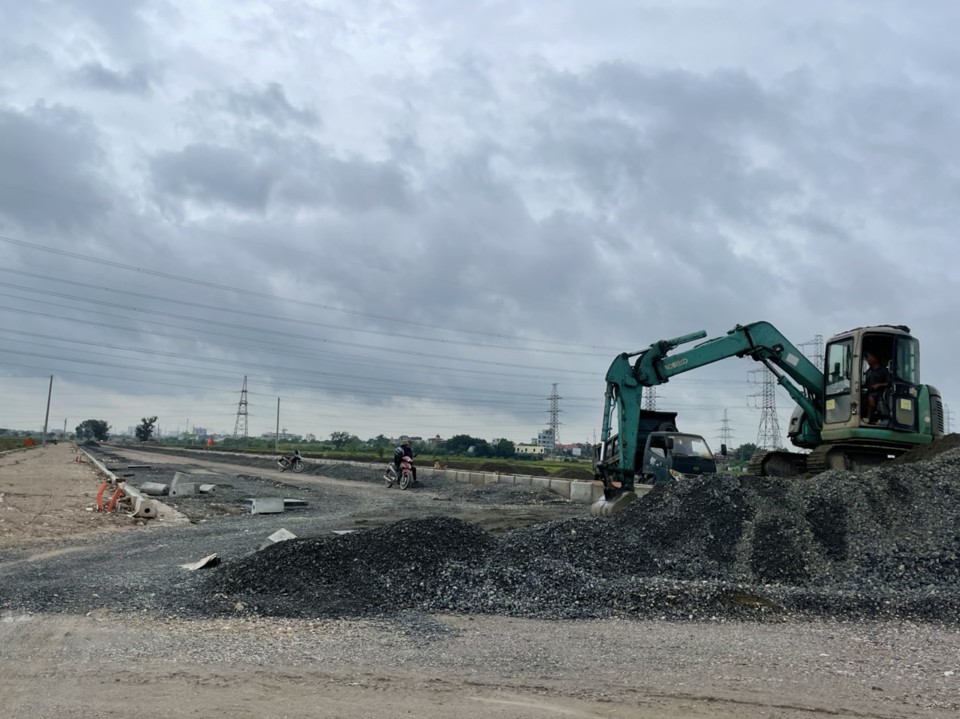 Nhà thầu đang gấp rút hoàn thiện các hạng mục còn lại của dự án đường Nguyễn Trãi ở huyện Thường Tín để thông xe vào ngày 4/11/2023. Ảnh: Hữu Hải