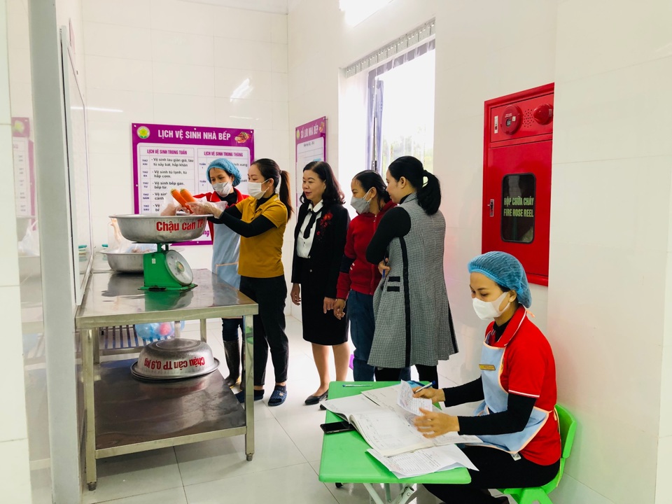 Phụ huynh Trường Mầm non Phương Đình chứng kiến tại buổi giao nhận thực phẩm.