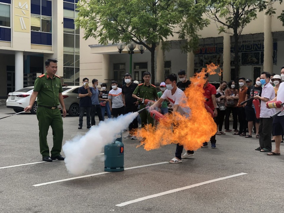 Lực lượng chức năng phường Mai Dịch, quận Cầu Giấy thường xuy&ecirc;n tổ chức c&aacute;c buổi tập huấn kỹ năng ph&ograve;ng ch&aacute;y, chữa ch&aacute;y cho Nh&acirc;n d&acirc;n tr&ecirc;n địa b&agrave;n.