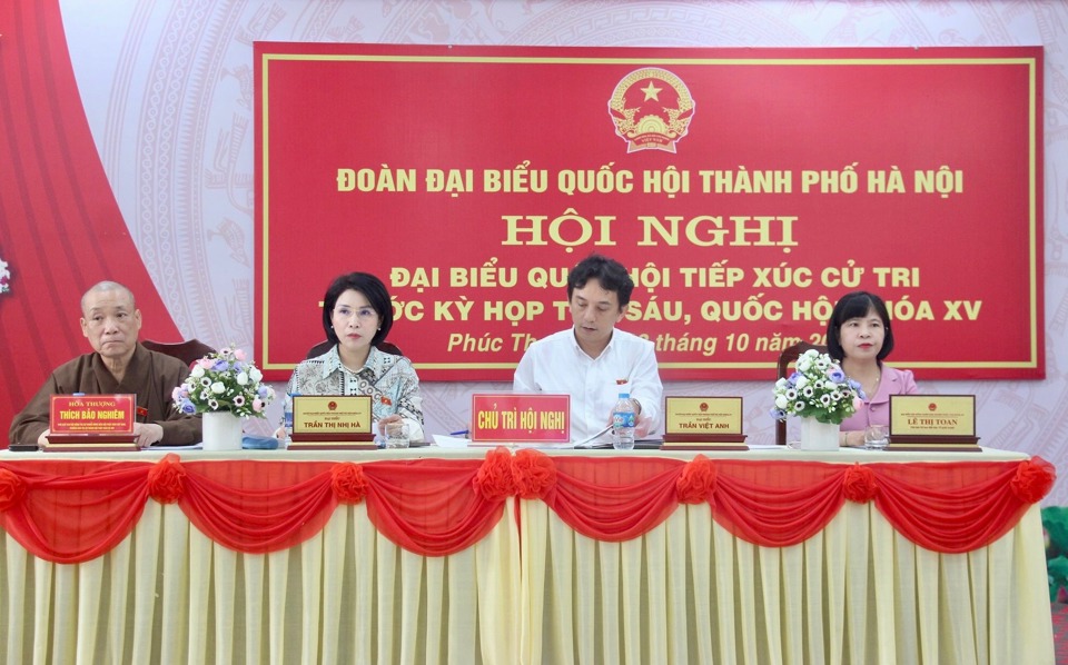 Đo&agrave;n đại biểu Quốc hội TP H&agrave; Nội tiếp x&uacute;c cử tri huyện Ph&uacute;c Thọ.