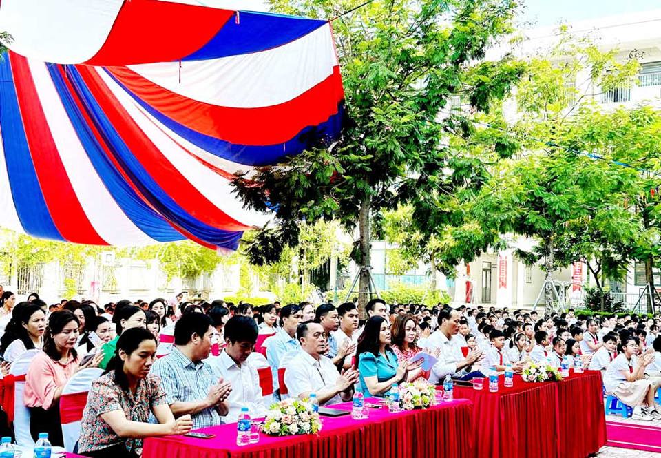 C&aacute;c thầy c&ocirc; gi&aacute;o v&agrave; học sinh tham gia lễ ph&aacute;t động "Tuần lễ học tập suốt đời" năm 2023 quận H&agrave; Đ&ocirc;ng