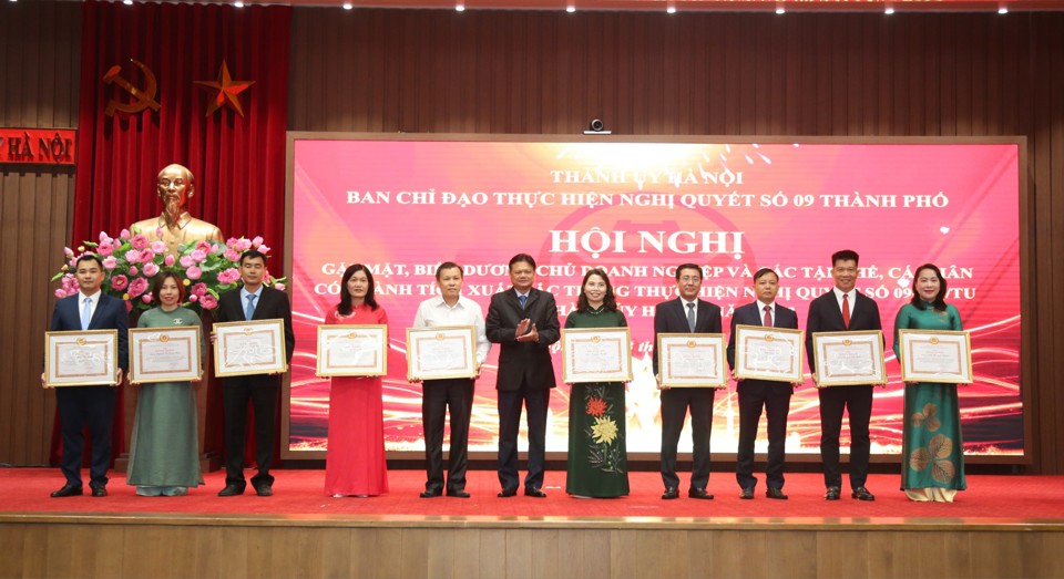 Trưởng ban Tổ chức Th&agrave;nh uỷ Vũ Đức Bảo trao Bằng khen cho c&aacute;c c&aacute; nh&acirc;n c&oacute; th&agrave;nh t&iacute;ch trong thực hiện&nbsp;Nghị quyết 09-NQ/TU.