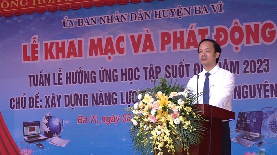 Ph&oacute; Chủ tịch UBND huyện Ba V&igrave; Nguyễn Đức Anh ph&aacute;t biểu tại buổi lễ.