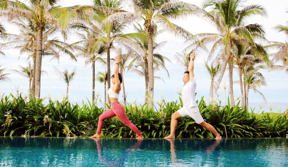 Du kh&aacute;ch tham gia tour tập Yoga tại Resort M&ouml;venpick Cam Ranh. Ảnh: Ho&agrave;i Nam