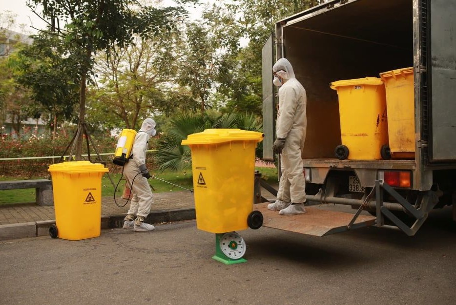 C&ocirc;ng nh&acirc;n vệ sinh m&ocirc;i trường thường xuy&ecirc;n phải đối mặt với những yếu tố độc hại v&agrave; nguy cơ &nbsp;tai nạn lao động.