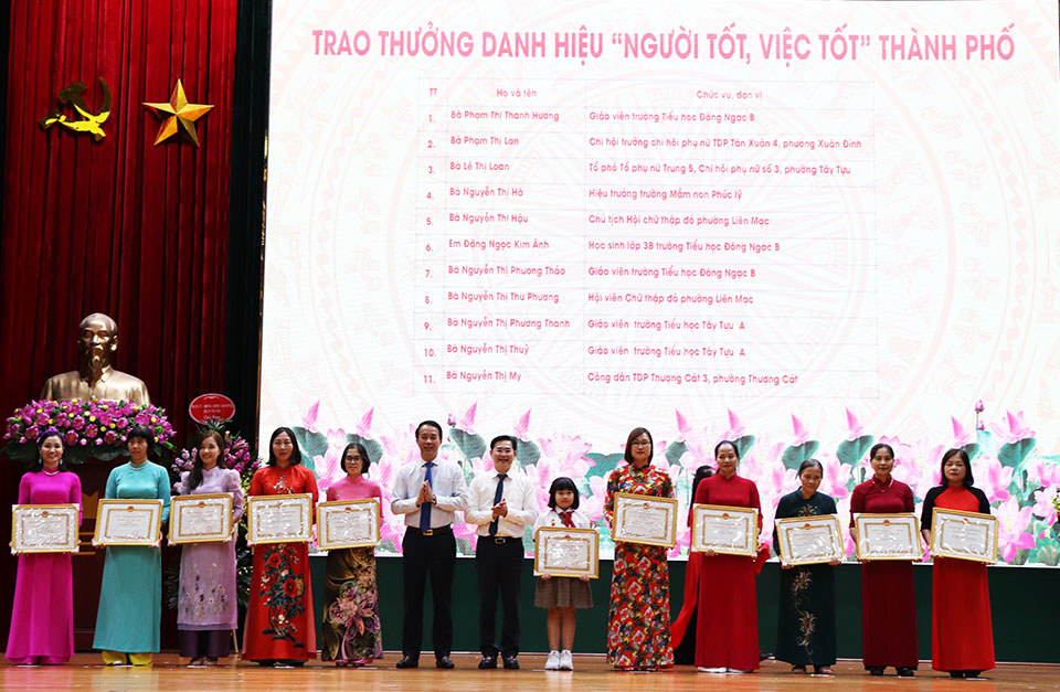 Lãnh đạo TP và qu&acirc;̣n trao thưởng danh hi&ecirc;̣u NTVT cho các cá nh&acirc;n.