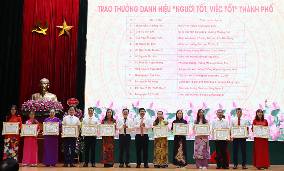 Trao thưởng danh hi&ecirc;̣u NTVT c&acirc;́p TP cho các cá nh&acirc;n.