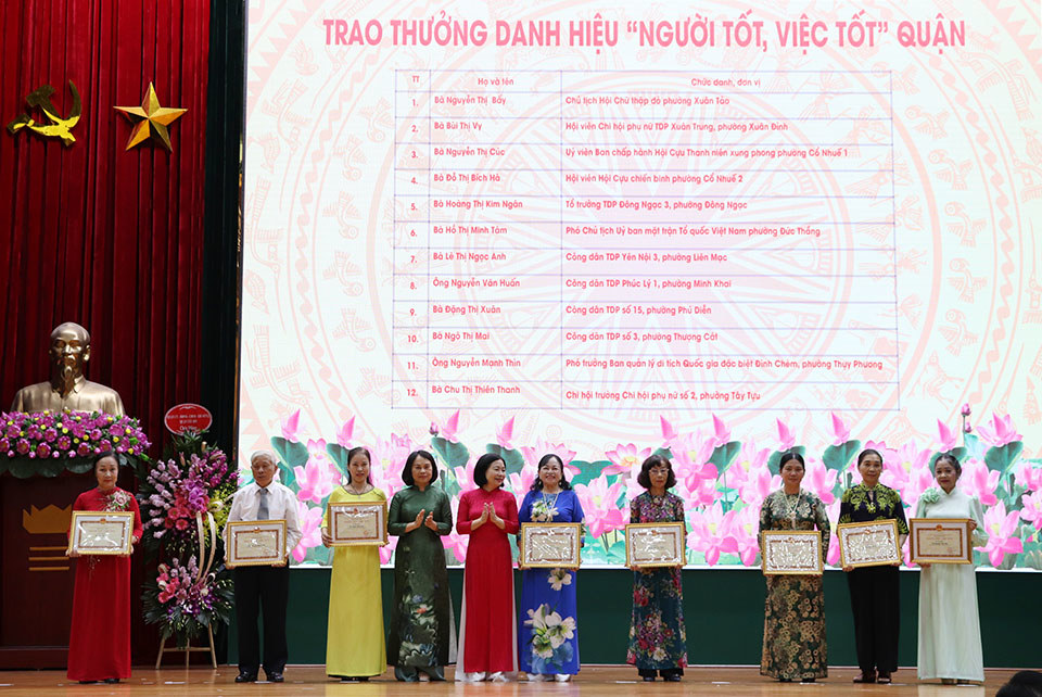 Trao thưởng danh hi&ecirc;̣u NTVT c&acirc;́p qu&acirc;̣n cho các cá nh&acirc;n.