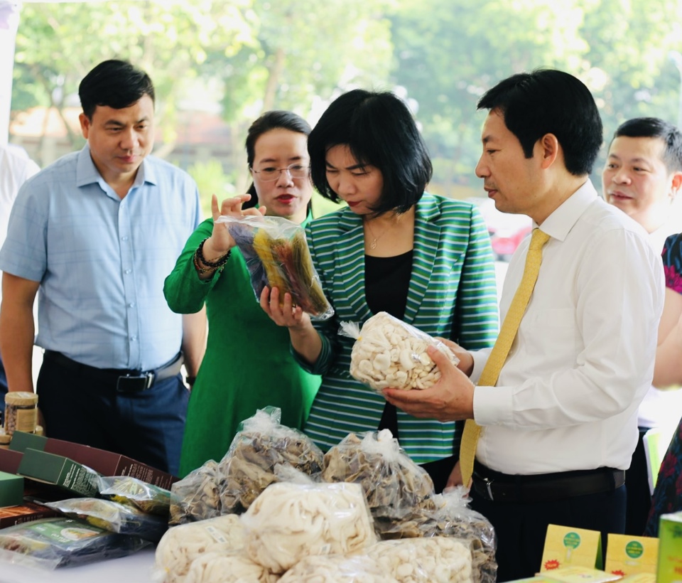 C&aacute;c đại biểu tham quan gian trưng b&agrave;y sản phẩm n&ocirc;ng nghiệp ti&ecirc;u biểu b&ecirc;n lề hội nghị.&nbsp;