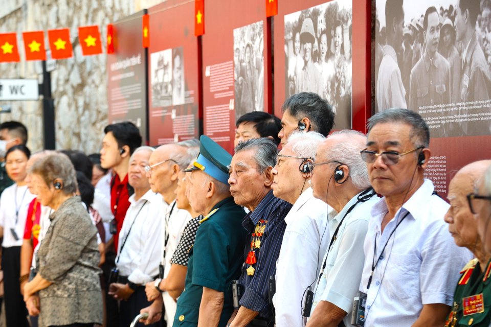 Theo Ph&oacute; Trưởng ban Quản l&yacute; di t&iacute;ch Nh&agrave; t&ugrave; Hỏa L&ograve; Đặng Văn Biểu: Trưng b&agrave;y &ldquo;S&ocirc;ng Hồng cuộn s&oacute;ng&rdquo; nhắc nhớ những gian khổ, hy sinh của qu&acirc;n, d&acirc;n Thủ đ&ocirc; để c&oacute; được &ldquo;Ng&agrave;y về chiến thắng&rdquo;, g&oacute;p phần l&agrave;m n&ecirc;n thắng lợi của cuộc kh&aacute;ng chiến chống Ph&aacute;p trường kỳ.