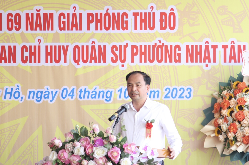 Chủ tịch UBND quận T&acirc;y Hồ Nguyễn Đ&igrave;nh Khuyến ph&aacute;t biểu tại buổi lễ.