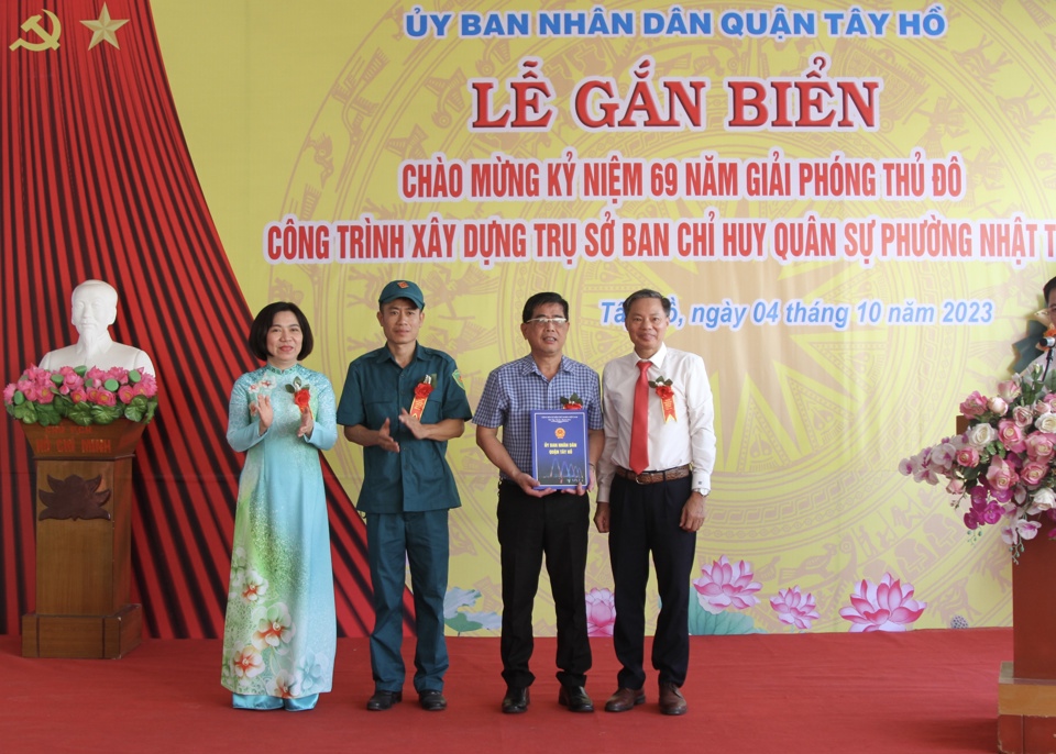 B&iacute; thư Quận ủy L&ecirc; Thị Thu Hằng trao quyết định gắn biển c&ocirc;ng tr&igrave;nh ch&agrave;o mừng 69 năm Ng&agrave;y Giải ph&oacute;ng Thủ đ&ocirc;.