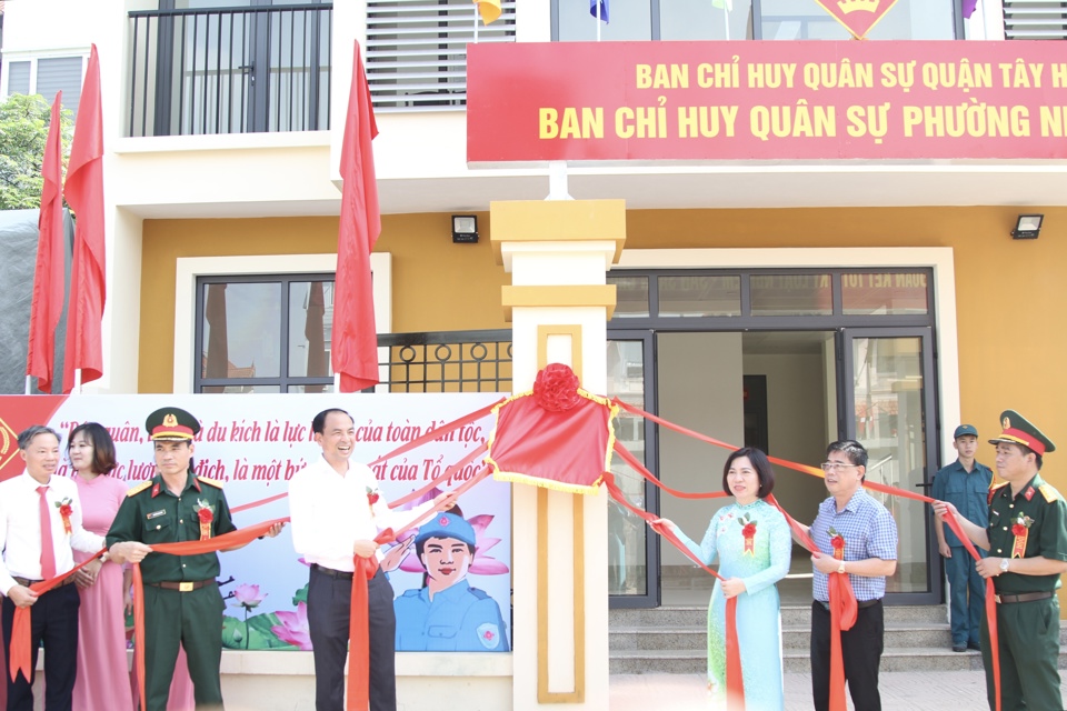 C&aacute;c đại biểu thực hiện nghi lễ gắn biển c&ocirc;ng tr&igrave;nh ch&agrave;o mừng 69 năm Ng&agrave;y Giải ph&oacute;ng Thủ đ&ocirc;.