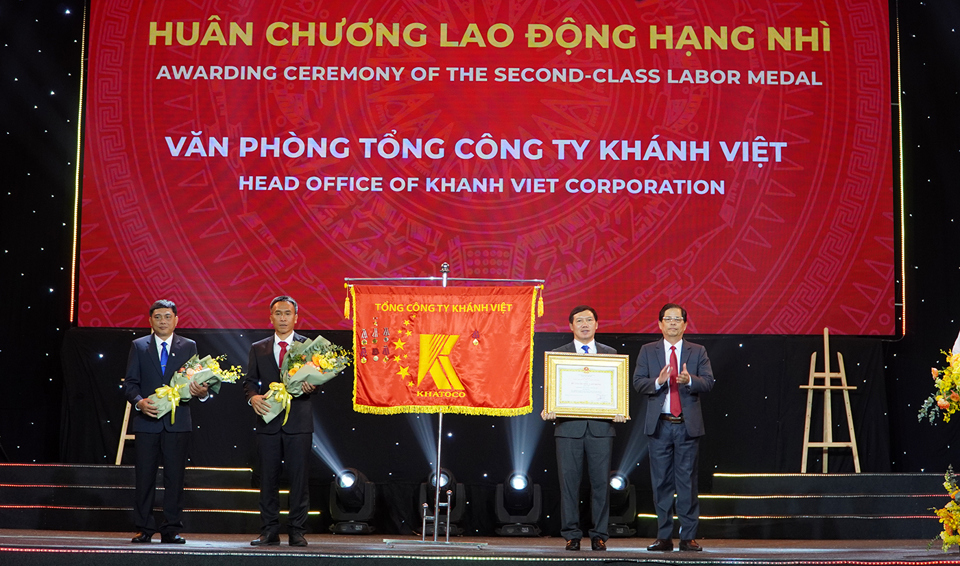 Văn ph&ograve;ng Tổng c&ocirc;ng ty Kh&aacute;nh Việt được trao tặng Hu&acirc;n chương Lao động hạng Hai của Chủ tịch nước. Ảnh: Trung Nh&acirc;n.